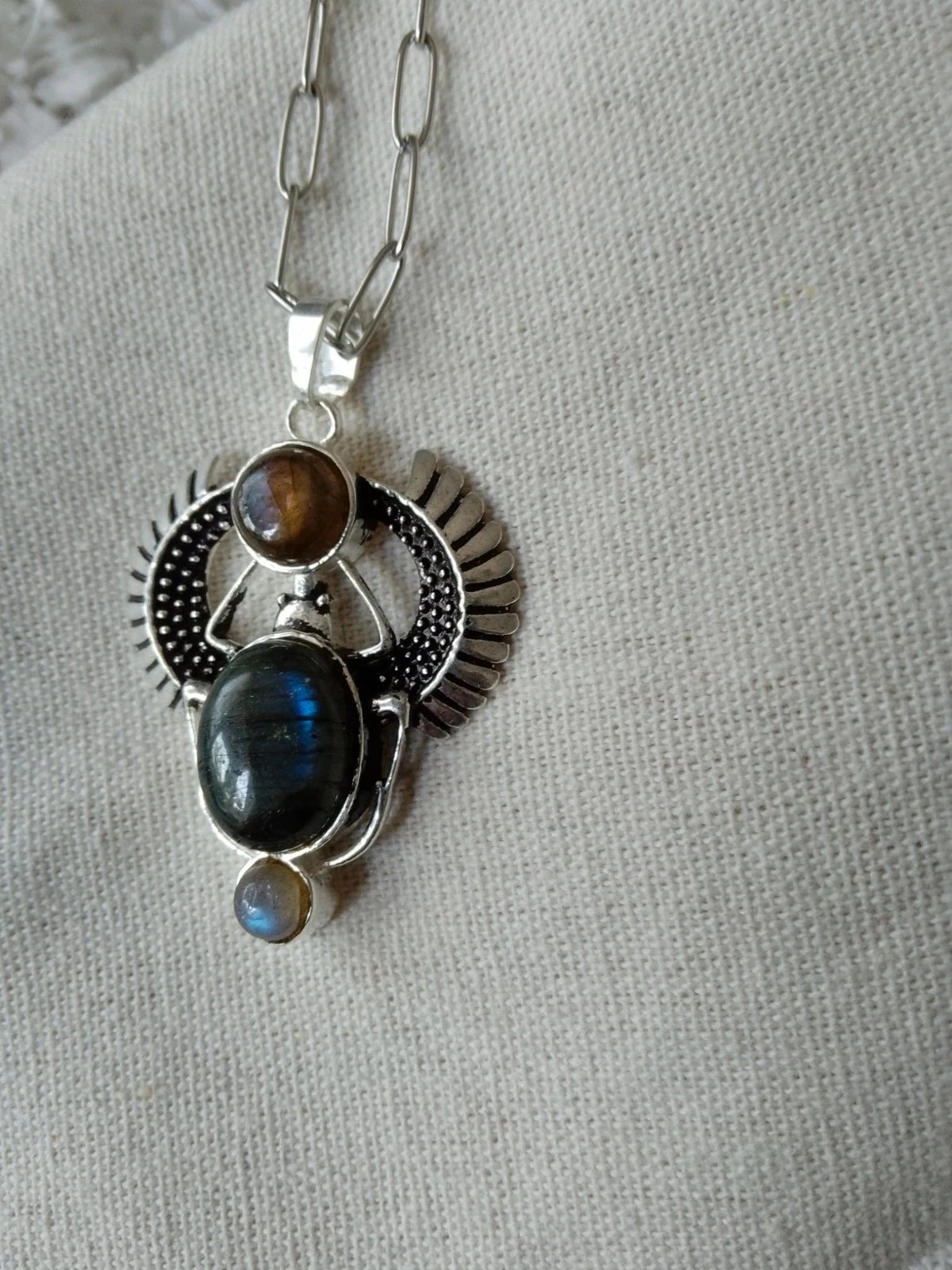 Collier scarabée égyptien argenté avec 3 pierres de labradorite grises